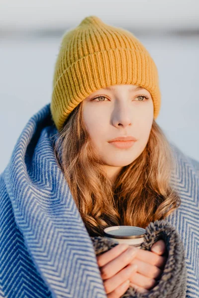 Porträt Der Schönen Teenagerin Mit Strickmütze Die Sich Mit Wolldecke — Stockfoto