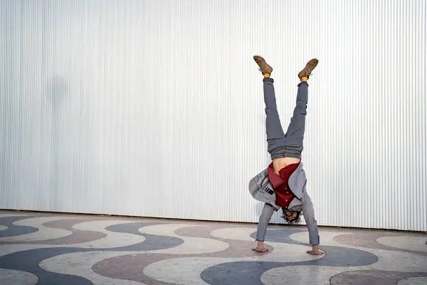 Male Freelance Worker Doing Handstand Footpath — Stock Photo, Image