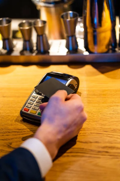 Hombre Con Tarjeta Crédito Cerca Del Lector Para Pago Cafetería —  Fotos de Stock