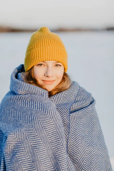 Портрет Красивой Девочки Подростка Вязаной Шляпе Греющейся Шерстяным Одеялом — стоковое фото