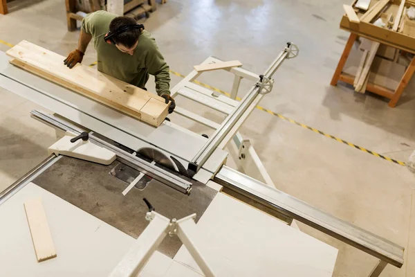 Junger Tischler Arbeitet Werkstatt Tischkreissäge — Stockfoto