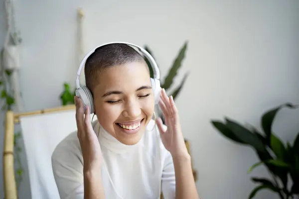 Mulher Sorridente Ouvindo Música Através Fones Ouvido Casa — Fotografia de Stock