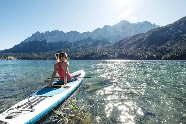 Germany Bavaria Garmisch Partenkirchen Young Woman Sitting Stand Paddle Board — Stock Photo, Image