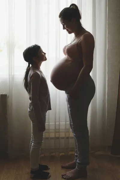 Schwangere Mutter Steht Mit Tochter Hause — Stockfoto