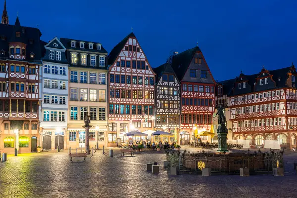 Deutschland Hessen Frankfurt Nächtlich Beleuchteter Römerberg Mit Fachwerkhäusern Hintergrund — Stockfoto