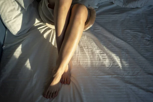 Luce Del Sole Sulla Gamba Della Donna Sul Letto Casa — Foto Stock