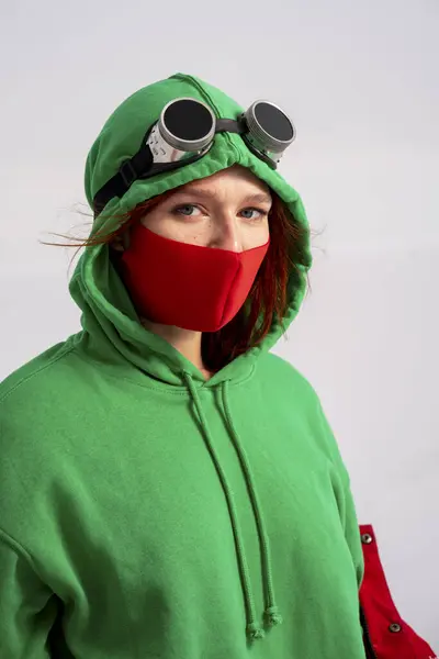 Kobieta Kostiumie Nosi Ochronną Maskę Twarzy Podczas Pandemii — Zdjęcie stockowe