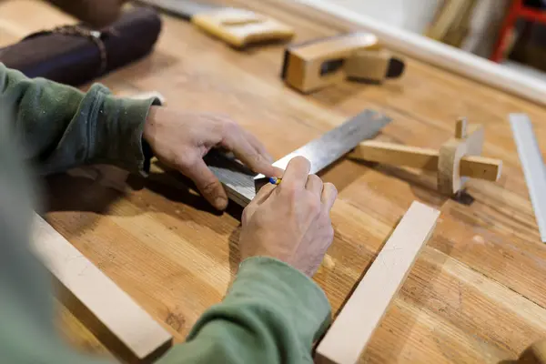 Macho Carpinteiro Medição Material Madeira Mesa Oficina — Fotografia de Stock