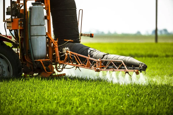 Pflanzensprüher Versprüht Dünger Auf Landwirtschaftlichem Feld — Stockfoto