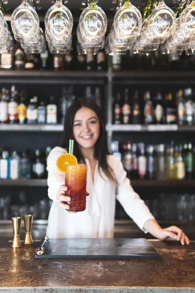 Barista Femminile Sorridente Che Bicchiere Cocktail Banco — Foto Stock