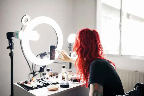 Artista Feminina Com Cabelos Vermelhos Tingidos Usando Telefone Inteligente Enquanto — Fotografia de Stock