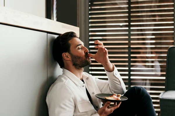 Hombre Lamiendo Dedos Mientras Come Comida Casa — Foto de Stock