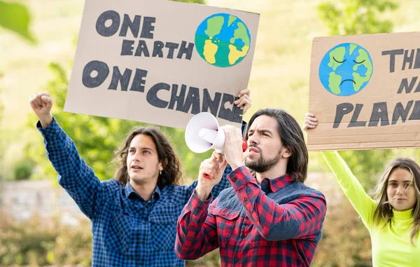 Dlouhovlasý Muž Držící Megafon Při Protestech Muži Ženami Protestujícími Proti — Stock fotografie