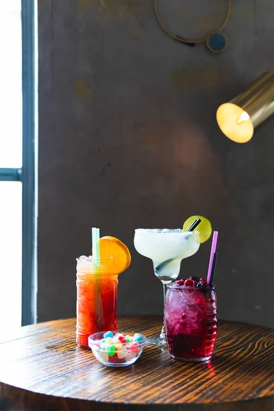 Gläser Mit Verschiedenen Cocktails Auf Dem Tisch Der Bar — Stockfoto