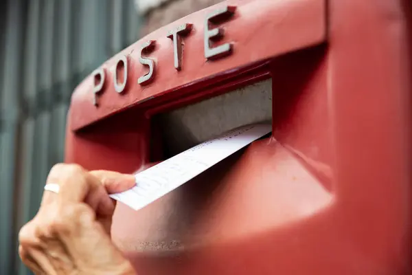 Γυναίκα Ρίχνοντας Φάκελο Στην Ταχυδρομική Θυρίδα — Φωτογραφία Αρχείου