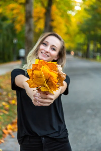 Lächelnde Frau Präsentiert Strauß Herbstblätter — Stockfoto