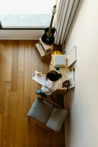 Vrouw Die Thuis Klembord Schrijft — Stockfoto