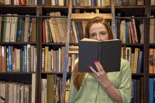 Νεαρή Γυναίκα Βιβλίο Στέκεται Στη Σκάλα Στη Βιβλιοθήκη — Φωτογραφία Αρχείου