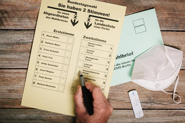 Проверка Бюллетеня Голосования Федеральных Выборах Почте Столе Защитной Маской Коронным — стоковое фото