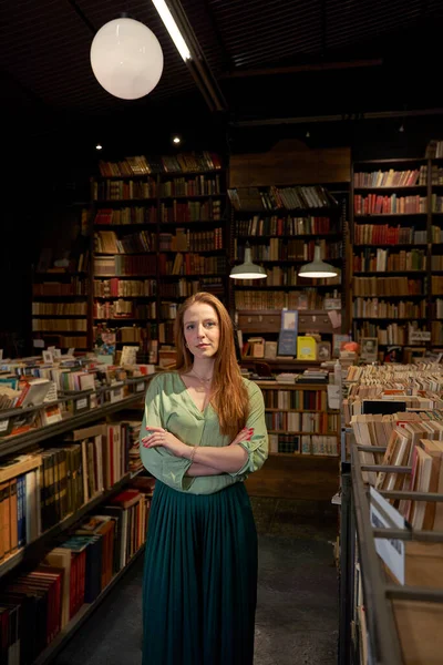 Beautiful Young Woman Arms Crossed Standing Amidst Bookshelfs Library — Stock Photo, Image