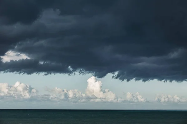 Темные Грозовые Тучи Над Тихим Океаном — стоковое фото