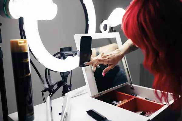 Stüdyoda Video Kaydederken Akıllı Telefon Kullanan Boyalı Saçlı Kadın Stilist — Stok fotoğraf