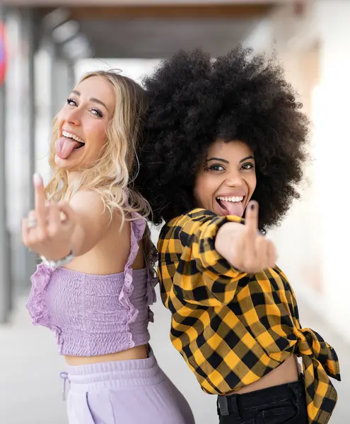 Multi Étnicos Amigos Femeninos Sobresalen Lengua Mientras Muestran Dedo Medio — Foto de Stock