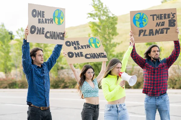 Activista Enojada Con Megáfono Anunciando Mientras Protesta Por Cambio Climático —  Fotos de Stock