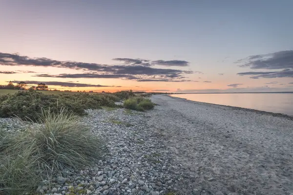 Галька Вдоль Песчаного Прибрежного Пляжа Сумерках — стоковое фото