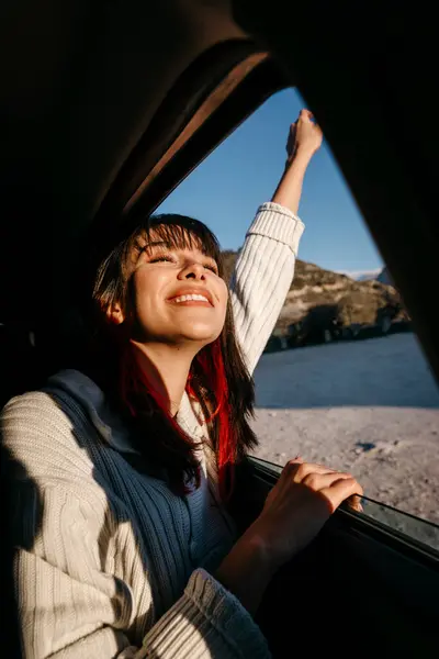 Счастливая Молодая Женщина Путешествует Машине — стоковое фото