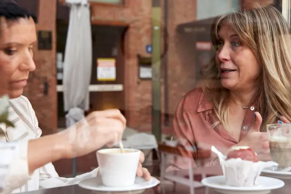 Kobiety Rozmawiające Podczas Kawy Stołówce Widziane Przez Szkło — Zdjęcie stockowe