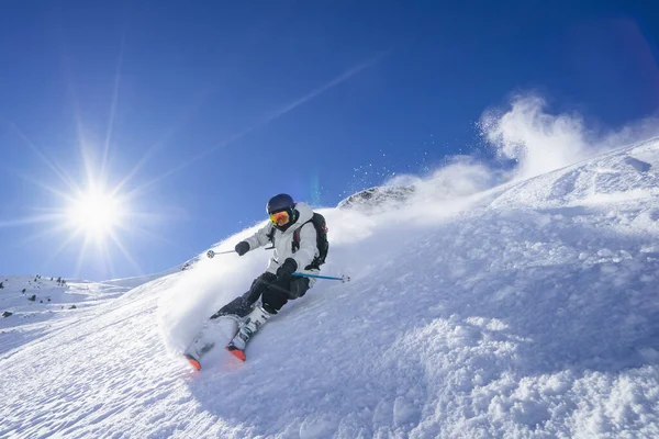 Sol Brilhando Sobre Jovem Esquiando Maciço Arlberg — Fotografia de Stock