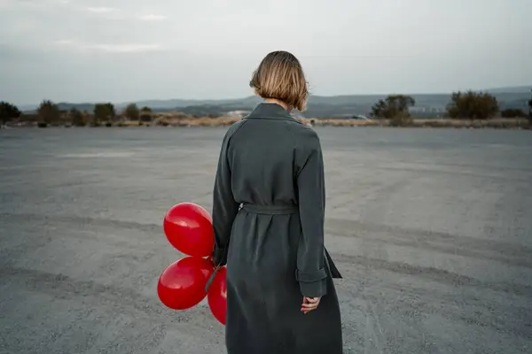 Μέση Ενήλικη Γυναίκα Κρατώντας Μπαλόνι Ενώ Στέκεται Στο Δρόμο — Φωτογραφία Αρχείου