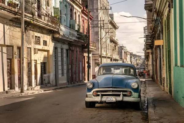 Carro Vintage Estacionado Por Edifício Residencial Cidade Velha — Fotografia de Stock