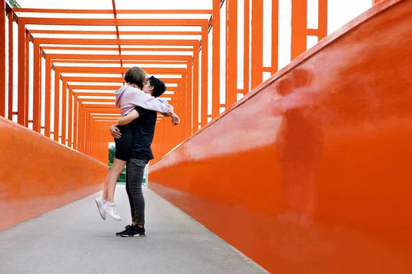 Teenie Paar Küsst Sich Auf Orangefarbener Brücke — Stockfoto