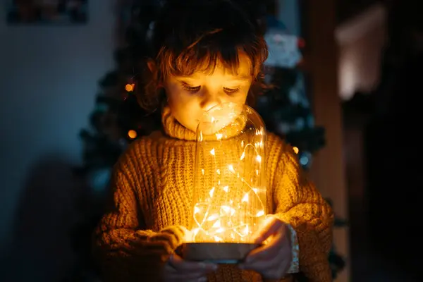 Niña Sosteniendo Luces Amarillas Iluminadas Casa Durante Navidad —  Fotos de Stock