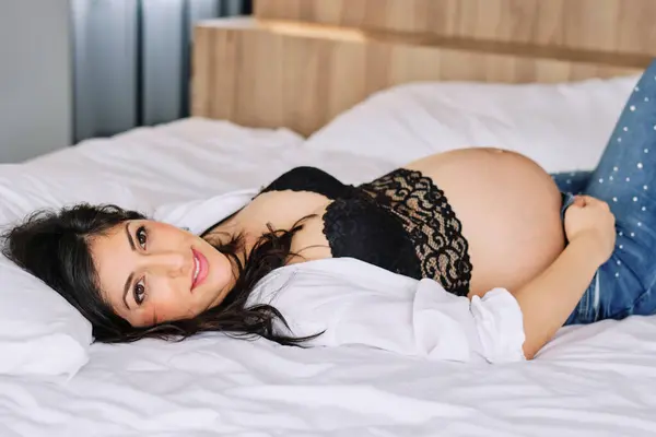 Femme Enceinte Contemplant Tout Allongé Sur Lit Maison — Photo