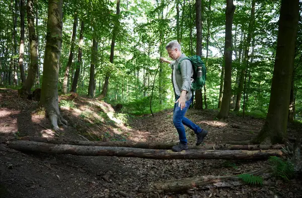 Mochileiro Masculino Caminhando Com Braços Estendidos Tronco Árvore — Fotografia de Stock