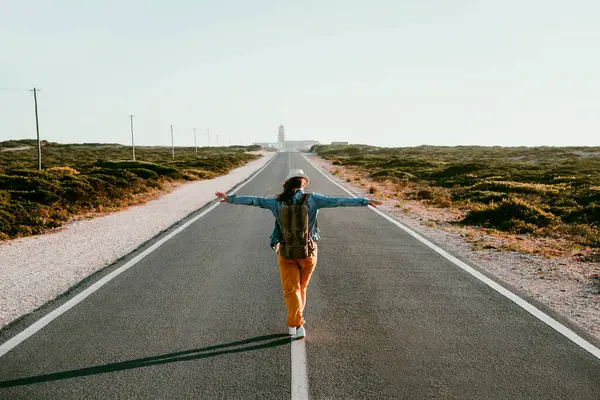 Mujer Despreocupada Con Los Brazos Extendidos Caminando Por Camino Marcado — Foto de Stock