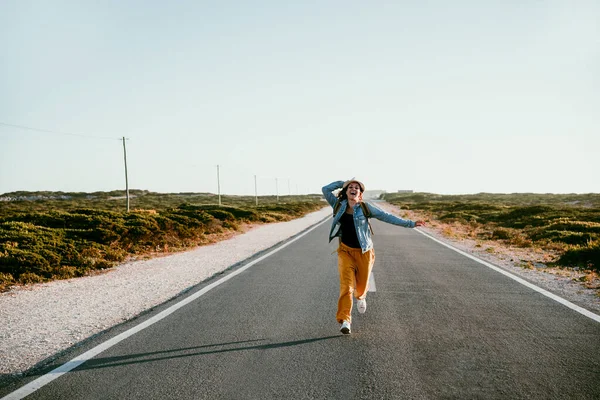 Mujer Alegre Corriendo Por Carretera — Foto de Stock