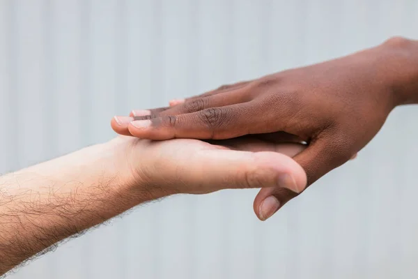 Femme Homme Touchant Les Mains Par Mur — Photo