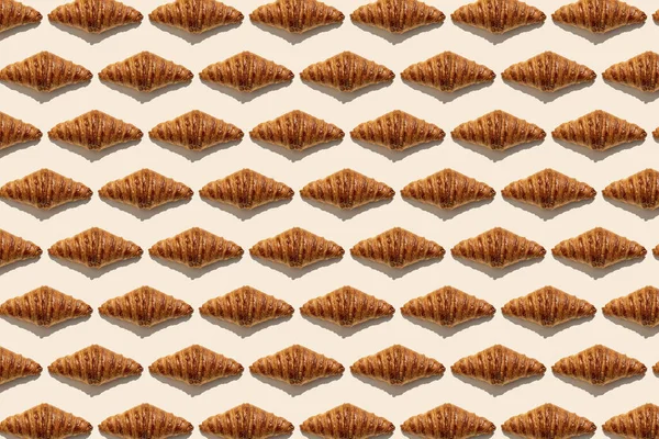 Croissants Mantequilla Fila Sobre Fondo Beige — Foto de Stock