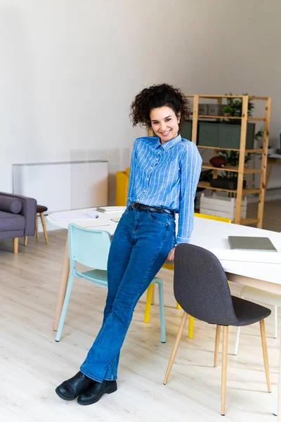 Gülümseyen Kadını Yaratıcı Ofiste Masaya Yaslanıyor — Stok fotoğraf