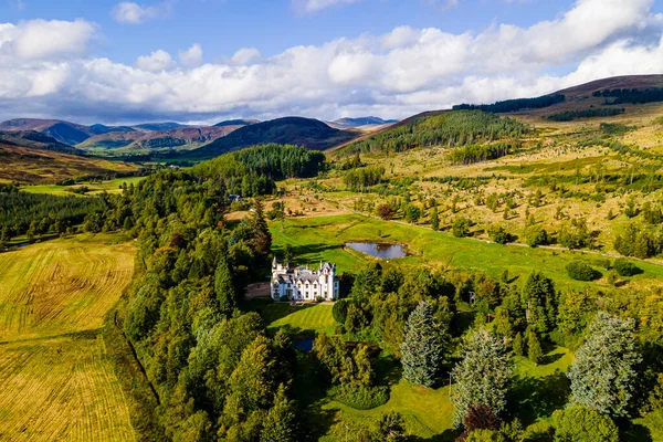 イギリス スコットランド ダルナガル城と周囲の風景の空中ビュー — ストック写真