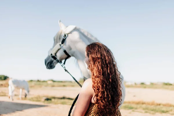 Młoda Kobieta Stojąca Przy Koniu Ośrodku Jeździeckim — Zdjęcie stockowe