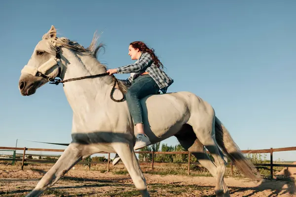 Mujer Caballo Centro Ecuestre Contra Cielo Despejado — Foto de Stock