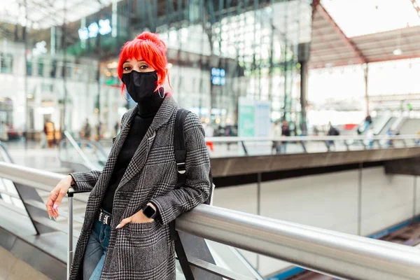 Mujer Pelirroja Con Máscara Facial Apoyada Barandilla Estación Ferrocarril Durante — Foto de Stock