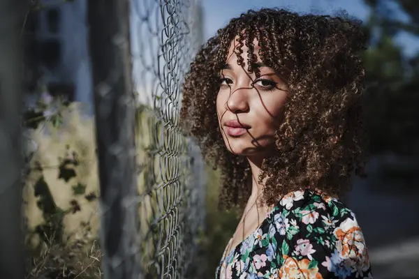 Beautiful Young Woman Curly Hair Standing Fence — Stock Photo, Image