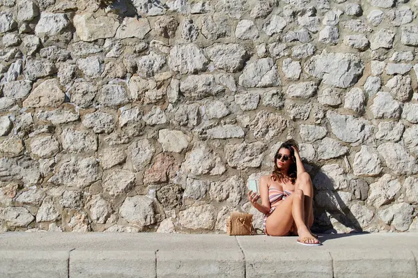 Donna Prendere Selfie Mentre Seduto Davanti Muro Pietra — Foto Stock