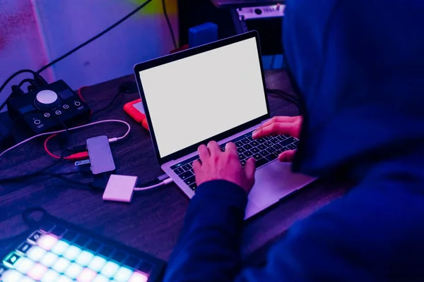 Hacker Dados Masculino Usando Laptop Casa — Fotografia de Stock